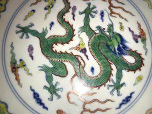 Pair of Dragon Doucai dishes sell for £146,000